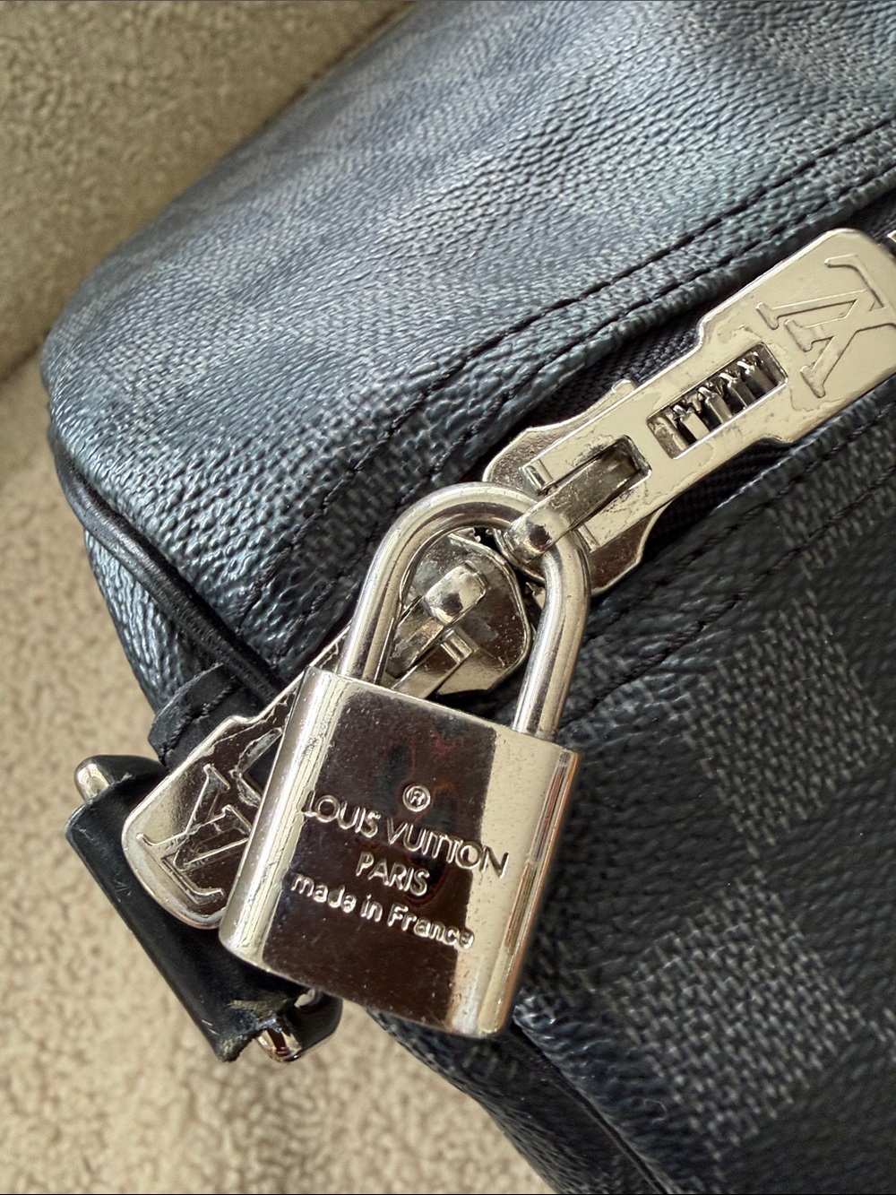 LV TRAVEL DUFFLE BAG - Picture 3 of 11
